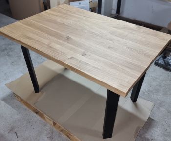 minimalistyczny stół dębowy industrialny z metalową konstrukcją