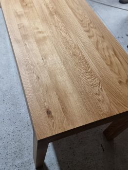 Solidny stół z litego dębu olejowanego MAS-R z prostą formą