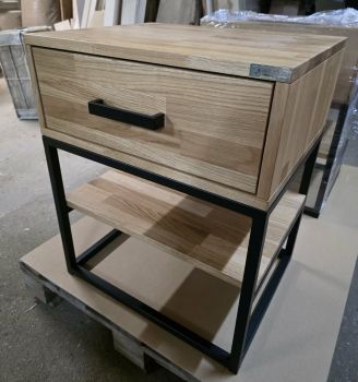 Szafka nocna dębowa CUBE z szufladą w pracowni stolarskiej widok produktu drewno i stal loft