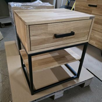 Loftowa szafka nocna CUBE z litego dębu i metalu zdjęcie w warsztacie produkcja mebli drewnianych