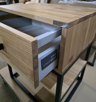 Nowoczesna szafka nocna loft CUBE drewno dębowe i stal z szufladą ComfortBox Plus
