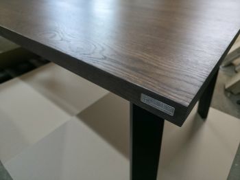 Stół loftowy CORNER o dynamicznym designie do wnętrz industrialnych i nowoczesnych