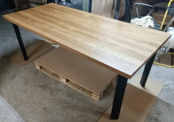 solidny stół loftowy z litego dębu do salonu i jadalni