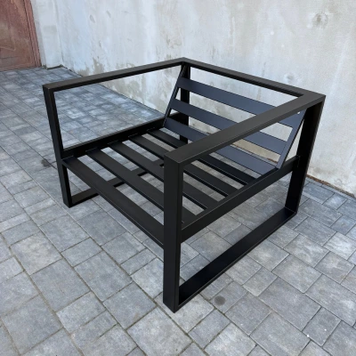 Konstrukcja mebli ogrodowych LINEA wykonana z profili stalowych o ściance 1,5mm spawane w całości